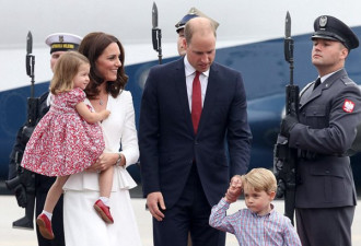 英国王室出访波兰 乔治小王子娇羞样惹人爱