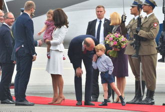 英国王室出访波兰 乔治小王子娇羞样惹人爱