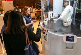 旧金山商场咖啡机器人，最近出现”中年危机”