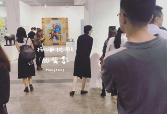 杨澜看艺术展被偶遇 50岁的面容令人感慨