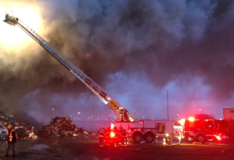 宾顿废金属场大火烧了一夜 今晨仍然在烧