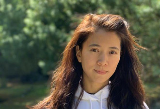 袁咏仪素颜无滤镜获赞 网友：真挺黑的 但很美