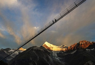 你敢不敢走？瑞士1620呎吊桥 全世界最长