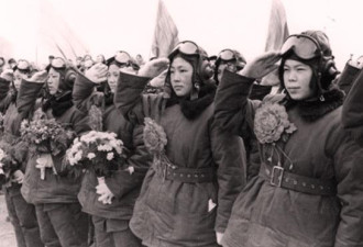毛泽东称赞第1批女飞行员:细妹子不简单