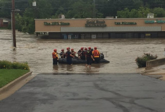 美国中部淹大水：汽车被冲走 公路关闭…