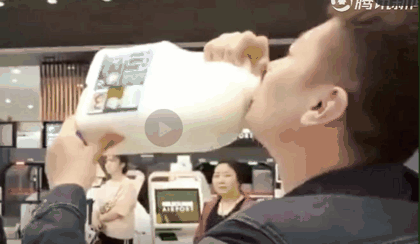 中国小哥带牛奶被澳海关拦住 一口闷完2升半！