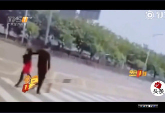 空姐过马路被色狼抓奶，她暴怒一巴掌打趴恶狼