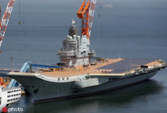 清明加班施工 中国首艘国产航母甲板涂装近半