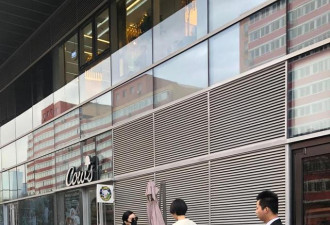 范冰冰逛街露寒酸 鞋子半年未换豪车降级成百万