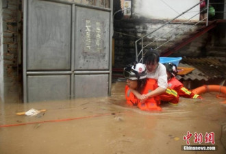 暴雨袭击福建 消防员齐腰深水中背出受困民众