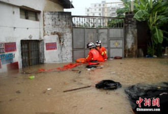 暴雨袭击福建 消防员齐腰深水中背出受困民众