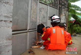 暴雨袭击福建 消防员齐腰深水中背出受困民众