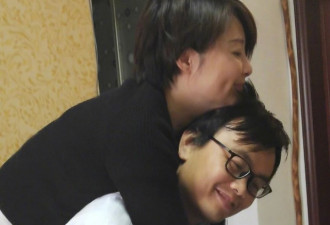 袁立晒与新婚丈夫合照，背后搂抱丈夫还索吻...