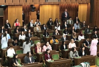 杜鲁多下议院遭沉默羞辱 女性集体转身背对抗议