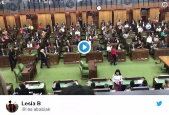 杜鲁多下议院遭沉默羞辱 女性集体转身背对抗议