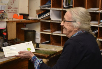 85岁学电脑！加拿大一邮局局长91岁 还不想退休