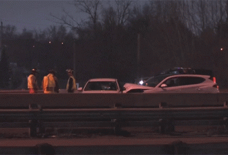 多伦多401西线车祸封路 31岁女子下车被撞亡