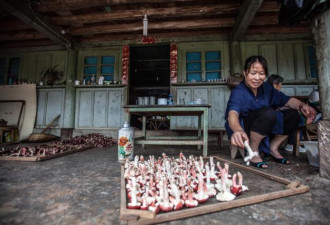 母亲用野生菌做整桌美食 吃哭回家的孩子