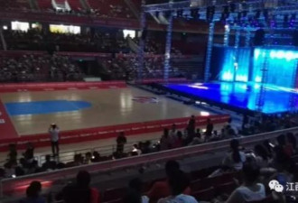 南昌:千人在40℃高温下等演出 男主演已热晕