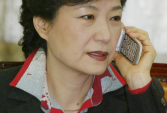 朴槿惠庭审看手机挨批 律师看了眼她自己的新闻