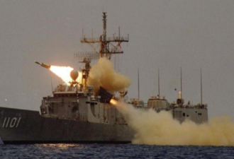 台海军精准射击操演 多枚导弹直接坠海“炸鱼”
