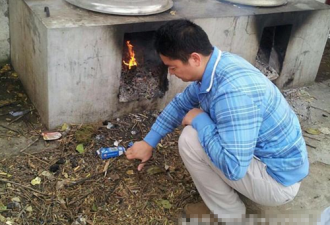 回到农村老家的刘强东 照样蹲地烧火做饭