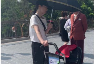 网友偶遇董璇带女儿 独自撑伞推婴儿车