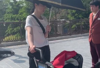 网友偶遇董璇带女儿 独自撑伞推婴儿车
