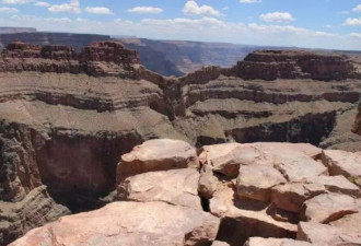 悲剧！一中国游客在美国大峡谷自拍时坠崖身亡