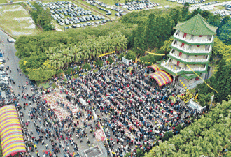 台湾大家族祭祖 8000子孙挤爆祠堂