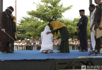 印尼亚齐民众围观发生婚前性行为的少女受鞭刑