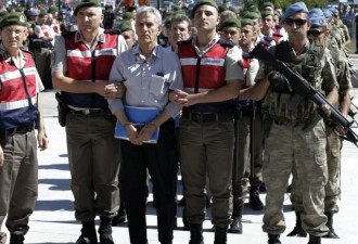 土耳其政变最大规模审判: 500名头目被押出场