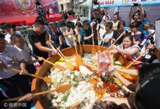 吉林千人拌饭 千人同吃 一锅饭数百斤