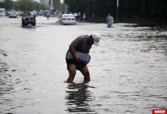 暴雨过后 市民组团捞车牌 每副百元卖车主