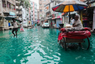 当洪水遇上化工污染:街面变绿色“河道”
