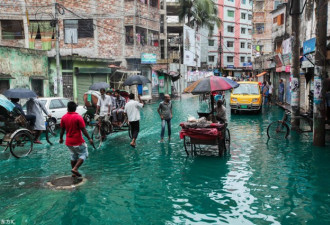 当洪水遇上化工污染:街面变绿色“河道”