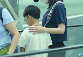 白百何携子现身机场 手腕上这是伤疤吗？