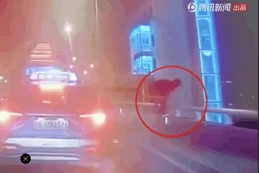 上海17岁男生与母亲发生口角，开车门跳桥身亡