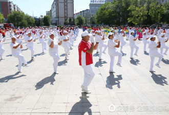 俄罗斯大妈被中国大妈广场舞征服 当场拜师