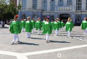 俄罗斯大妈被中国大妈广场舞征服 当场拜师