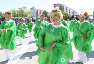 俄罗斯大妈被中国大妈广场舞征服 当场拜师