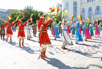 俄罗斯大妈被中国大妈广场舞征服 当场拜师