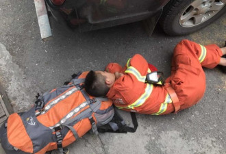 九寨沟地震现场 消防官兵忙碌一夜 席地而睡