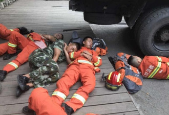 九寨沟地震现场 消防官兵忙碌一夜 席地而睡