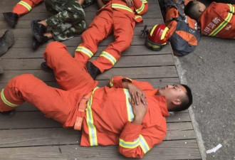 九寨沟地震现场 消防官兵忙碌一夜 席地而睡