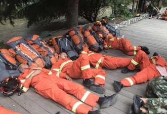 九寨沟地震现场 消防官兵忙碌一夜 席地而睡