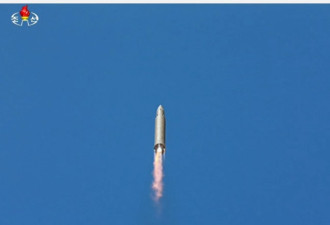 朝鲜罕见深夜试射洲际导弹 飞行约1000公里