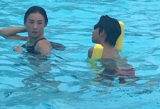 张柏芝教儿子游泳 Lucas游累了被妈妈背上岸