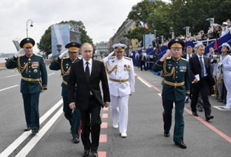 俄罗斯今天也阅兵 创了个史上第一次