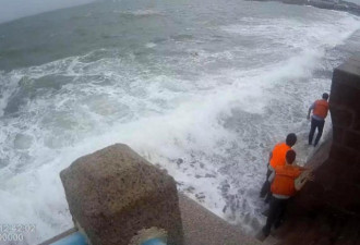 台风天他冒险下海游泳 公安和武警惊险救援